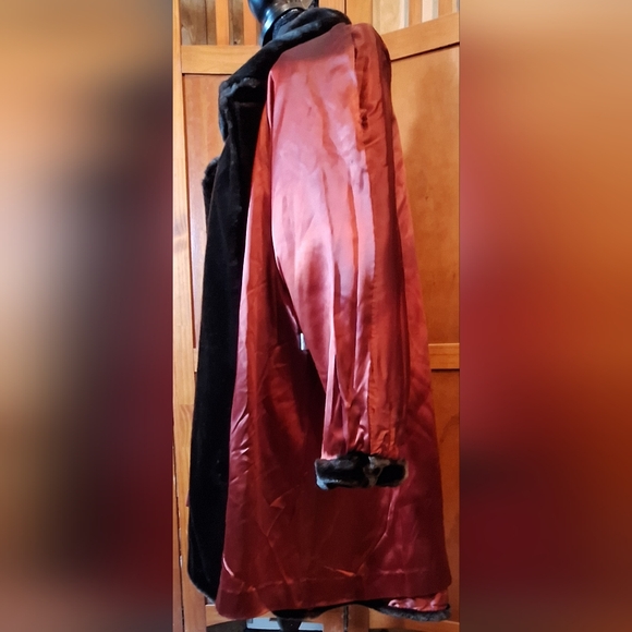 Vintage FAUX FUR coat Size 36" long, 28" pit-to-pit - Picture 10 of 15